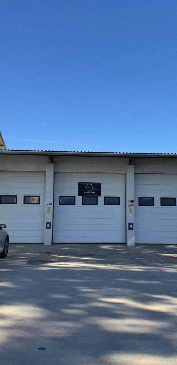 Az AutoCraft Garage műhelye kívülről – Debrecen, Déli sor 29.